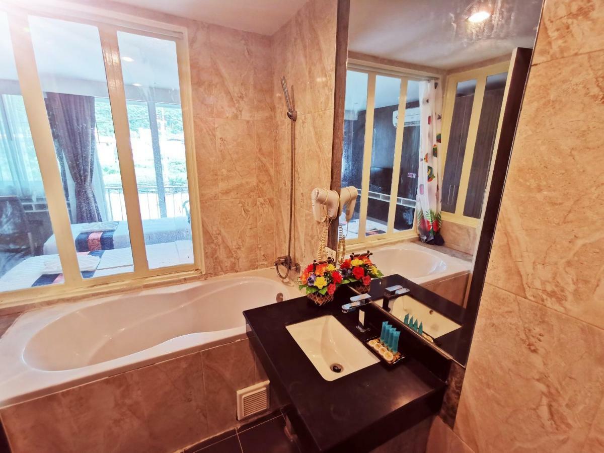 Paksaa Boutique Hotel Patong Luaran gambar