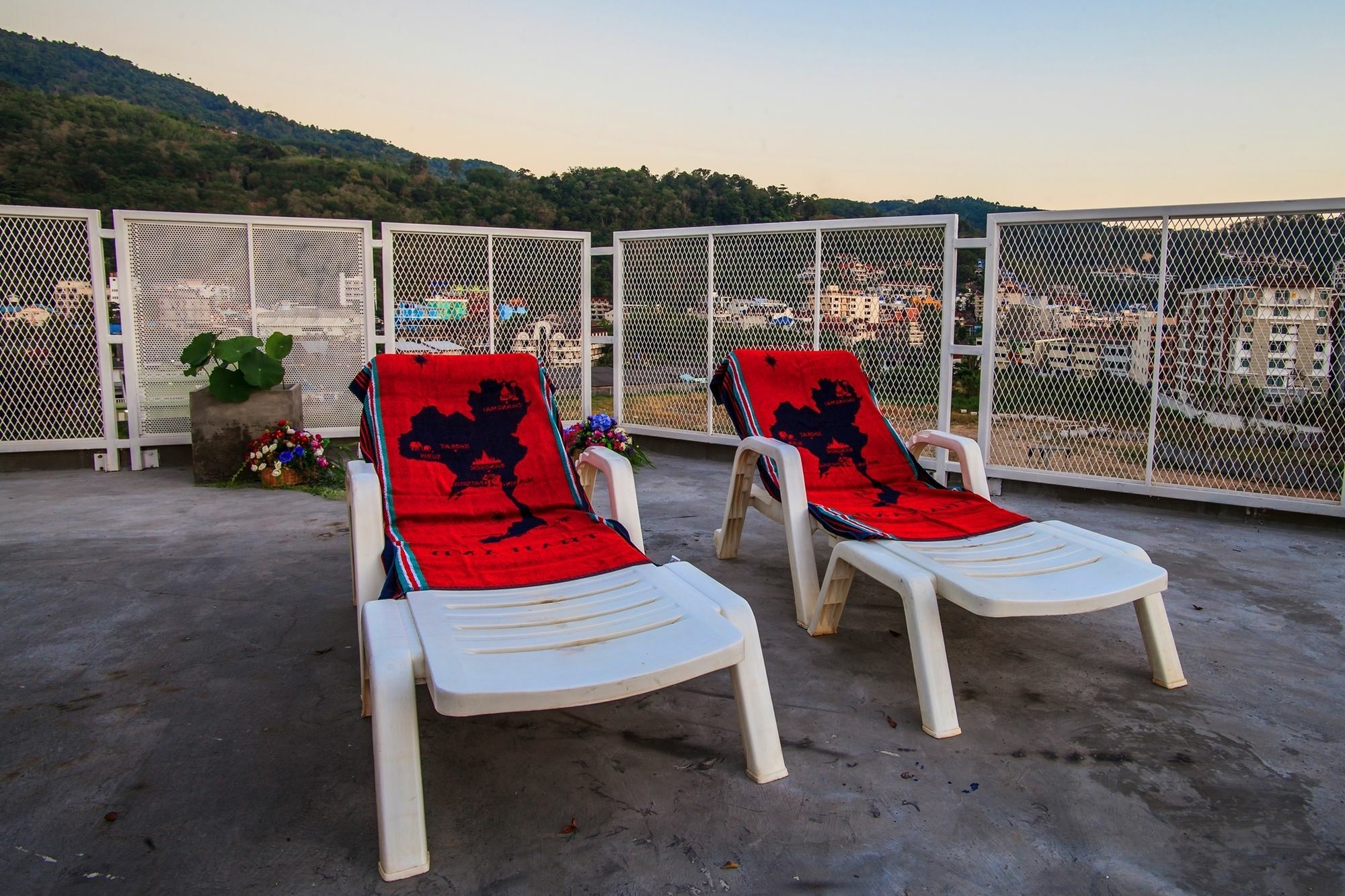 Paksaa Boutique Hotel Patong Luaran gambar